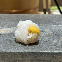 京都 鮨 まつもと - 赤酢と白酢をブレンドしたシャリは小ぶりでやわらか。北海道の雲丹にイカが絡み合って旨い〜