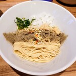 中華ソバ 篤々 - 生姜あえ玉 200円
            
            整えられた麺線の上に、煮干し粉、刻み玉ねぎ&三つ葉、
            生姜に、カラフルなあられが、彩りを豊かにしています。
            中心に芯を感じられる 完璧なアルデンテ!!