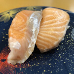 すし遊館 - サーモン　とろけたー　油がかなり乗ってる