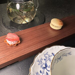 Alternative - ➓お茶菓子
      ・イチゴのチーズケーキのタルト
      ・あずきのジャム、エストラゴンの炙りマカロン
      