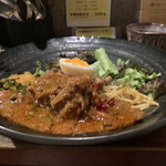 SPICY CURRY 魯珈 - ろかプレート、漢のポークビンダルー