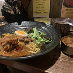 SPICY CURRY 魯珈 - ろかプレート漢のポークビンダルー、魯珈チキンカレー