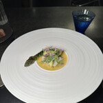 Alternative - ❹アオリイカとグリーンアスパラガス、トマトのコンソメとタイムのソース。