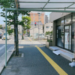 Icchan - 店から駐車場を望む