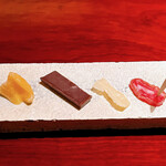 バー ル・サロン - ドライフルーツのりんご・チョコレート・パルミジャーノレジャーノ36ヶ月熟成・白カビの熟成サラミ