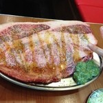 大阪焼肉・ホルモン ふたご - はみ出るカルビ