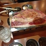 大阪焼肉・ホルモン ふたご - はみ出るカルビ