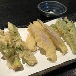 すし居酒屋 樽 - [左から順に]タラの芽,茗荷,ウド,こごみ