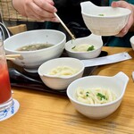四ツ木製麺所 - かすうどんを取り分け