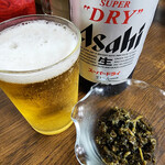 中西食堂 - まずはビール、つまみにさざえの肝を出してもらえる。