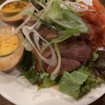 にと - 煮卵と煮豚　味しみしみ　少し濃い目の味付けでビールが進む♫