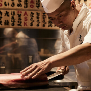 本店櫃臺上的廚師制作的新江戶前壽司從一貫開始