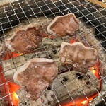 秩父焼肉ホルモン酒場 まる助 - とまらない豚タン