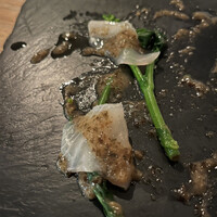 AWkitchen TOKYO 新丸ビル店 - メインディッシュグレードアップコース６９００円。鮮魚のカルパッチョ。お魚は不明ですが、鮮度も旨味もしっかりと感じられ、とても美味しくいただきました（╹◡╹）