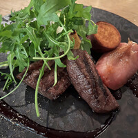 AWkitchen TOKYO 新丸ビル店 - メインディッシュグレードアップコース６９００円。牛ミスジのロースト。私だけ良く焼きでお願いしました。表面は良く焼けていますが、中はかなりのレア。。。