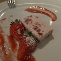 AWkitchen TOKYO 新丸ビル店 - メインディッシュグレードアップコース６９００円。苺のセミフレッド。これは案外。。。期待が大きすぎました。それなりには美味しかったです(^｡^)