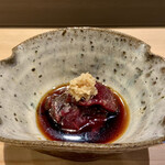 Togoshiginza Sushi Bando - ミンク鯨 甘醤油 すりおろし生姜
                        さっぱりした赤身には、味醂に少し砂糖を加え醤油と合わせた甘醤油を、これがいけますね！
                        ミンク鯨の肉肉しい旨みを、甘醤油と辛みのある生姜が引き立て美味しいです♪