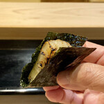 Togoshiginza Sushi Bando - 愛媛 平貝 磯辺焼き
                        焼きたてはめちゃ熱くて手で持てません(￣O￣;)
                        さすがは平貝、その甘みと旨みは貝好きには堪らんです！
                        海苔もやっぱり香ります。
                        まさに旬のタイラギを美味しくいただきました♪