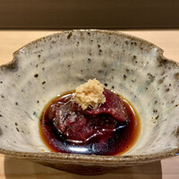 戸越銀座 鮨 ばんど - ミンク鯨 甘醤油 すりおろし生姜
                    さっぱりした赤身には、味醂に少し砂糖を加え醤油と合わせた甘醤油を、これがいけますね！
                    ミンク鯨の肉肉しい旨みを、甘醤油と辛みのある生姜が引き立て美味しいです♪