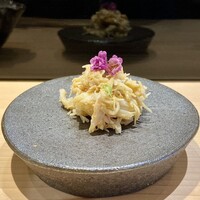 戸越銀座 鮨 ばんど - 噴火湾 毛蟹 ほぐし身 花穂紫蘇
                    ちょっとしたおつまみですが、毛蟹の繊細な味わいそのままいただきました♪