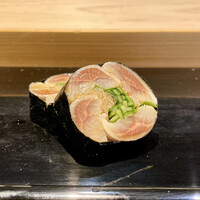 戸越銀座 鮨 ばんど - 石川県 鰯 ガリ巻き
                    なんとも言えない甘酸っぱい味わいに、脂がのった鰯にさっぱりとした胡瓜、堪りません！