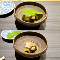 まつ久ら - アワビの肝粥、一寸豆、原木椎茸（ふきの葉で蓋）