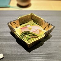 まつ久ら - 天然鯛と煎り酒、ピンクソルト、苫小牧産こごみ
