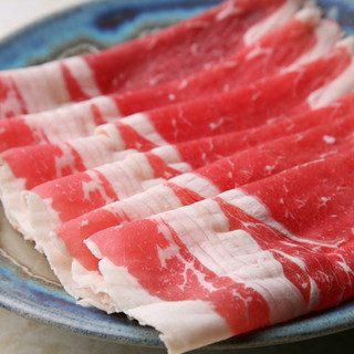 한 사람당 하나의 냄비가 있는 "1인 냄비"는 편하게 즐길 수 있어 큰 호평을 받고 있습니다.