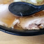 共栄ラーメン - チャーシューから肉汁流れスープにコクをプラス(^q^)