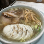 ちえちゃんラーメン - 塩味の強いつけ汁にスライスされた茹で玉子とメンマ、味が染み込んだ細切れチャーシュー、もやしとネギが入っています。