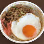 Sukiya - ソーセージ牛小鉢ベーコンエッグ朝食の牛小鉢と目玉焼きをオンザライス