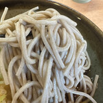 立ち喰いそば 鈴しげ - 麺は喉越しが良く冷たいおつゆに良く合います。