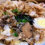 桂花ラーメン - おかかの下にはチャーシューとノリ