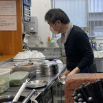 麺饗 松韻 - 水：カウンターにピッチャー、店頭右側に給水機
            ティシュー：カウンター下
            ゴミ箱：カウンター後ろ
            トイレ：不明
            味変ツール：ブラックペッパー、ホワイトペッパー、一味