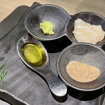 Tokyo Style Noodle ほたて日和 - ホタテのカルパッチョと味変用アイテムたち。鰹塩、山葵、トリュフオイル、ディル。