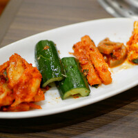 焼肉 いのうえ 国分寺店 - 3種のキムチ盛り合わせ ¥1,000