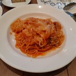 ピッツェリア＆バー マーノエマーノ - 鶏のせせり肉と新玉ねぎのトマトソースパスタ