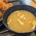 松屋 - 油揚げのお味噌汁は、おかわり出来ましぇん…(⁠^⁠^⁠)