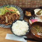 あったか食堂菊富士本店 - 生姜焼き定食(税込1100円)