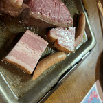 ダ・ロープ亭 - サービス品の厚切りベーコンとソーセージ