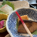 旬菜の味わい がら里 - ハマチ幽庵焼き　奥にアゲ素揚げ？