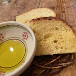 OSTERIA SELVAGGINA - 自家製パン