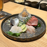 完全個室鮨和食かなうS - お刺身の盛り合わせ。ウニはガラスの器に入っていました！