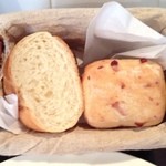 スパッツァ - 温かく提供される二種のパン（価格内）