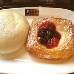 ピアーズカフェ 大宮店 - 白いクリームチーズパン/３種のベリークリームパイ