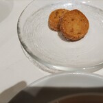 ヌガ - 小菓子…くるしい…（でも食べないという選択肢は無い。当然美味しいです）