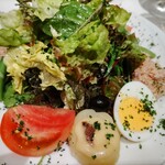 ヌガ - 前菜：ニース風サラダ もうこれだけで1食分ある