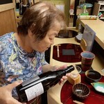 天ぷら はせ川 - おばあちゃんが元気にお酌してくれます♪