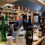 天ぷら はせ川 - 酒瓶に囲まれた店主さん　笑顔が絶えません！