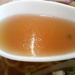 みどり屋 - 透明感のあるスープ、味は少し濃い目。